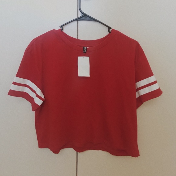 red crop tee